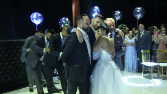 Cadeirante recebe ajuda para dançar valsa com a noiva em casamento em vídeo emocionante