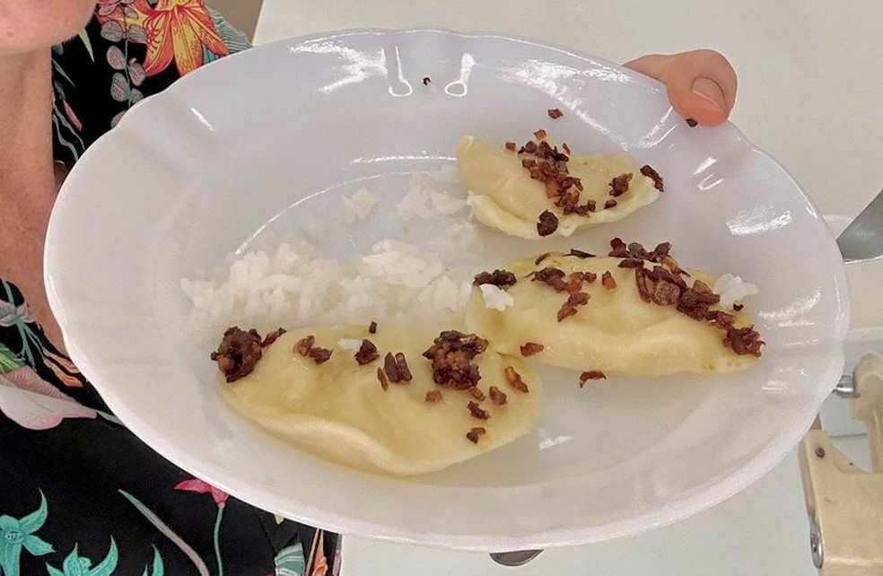 Produção de vareniki, pastel cozido ucraniano — Foto: Plug
