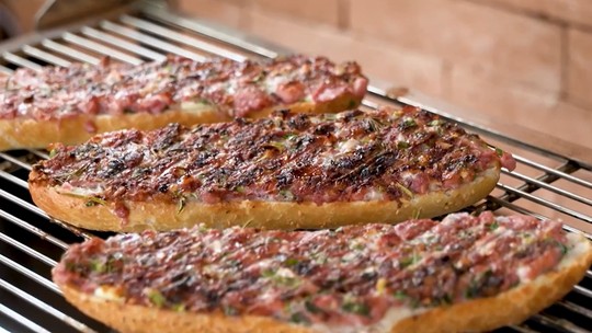 Receita de Sanduíche de linguiça toscana pode ser servida de entrada a prato principal do churrasco