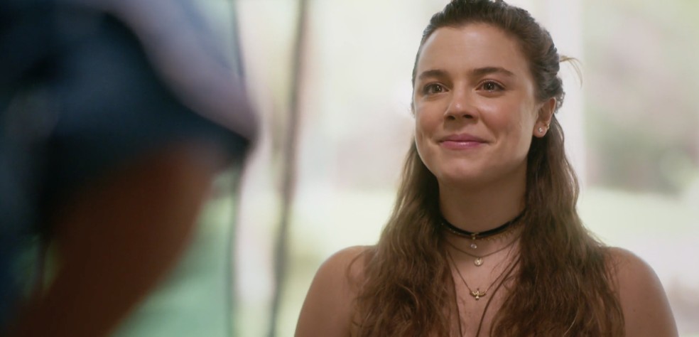 Alice Wegmann é a talentosa Raíssa em 'Rensga Hits' — Foto: Reprodução