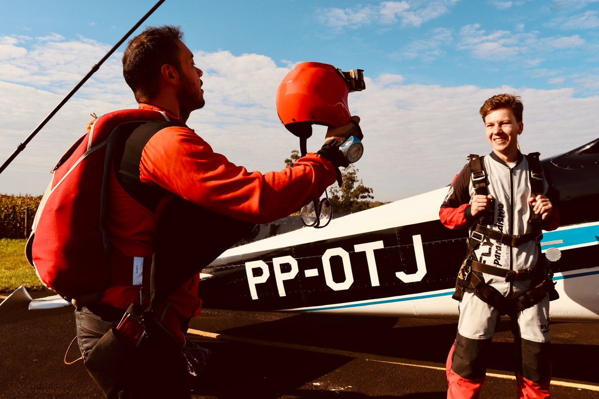 Bruno Previdi salta de paraquedas na região da maior usina hidrelétrica