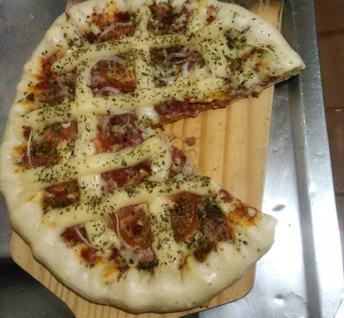 Depois que aprendi a fazer pizza tô economizando uma nota preta, uma  pizza de 50 reais em pizzarias, eu faço com 12 reais sem Ko agora a  minha faço super recheada sem