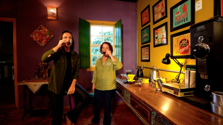 Tati Camargo conhece fazenda centenária de café em Caconde 