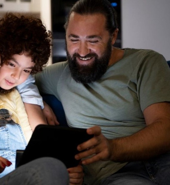 Antes de limitar telas dos filhos, pais precisam rever os próprios hábitos