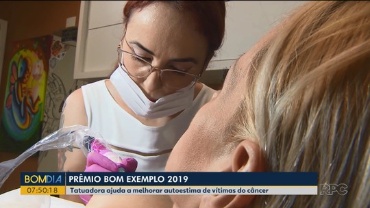 'Cores Que Acolhem', terceiro finalista do Prêmio Bom Exemplo, oferece tatuagens para recuperar a autoestima de mulheres que sofreram com o câncer de mama - Programa: Bom Dia Paraná 