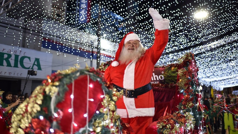 Papai Noel chegou acompanhado de carros temáticos e de coral de 150 vozes — Foto: Crédito: Divulgação