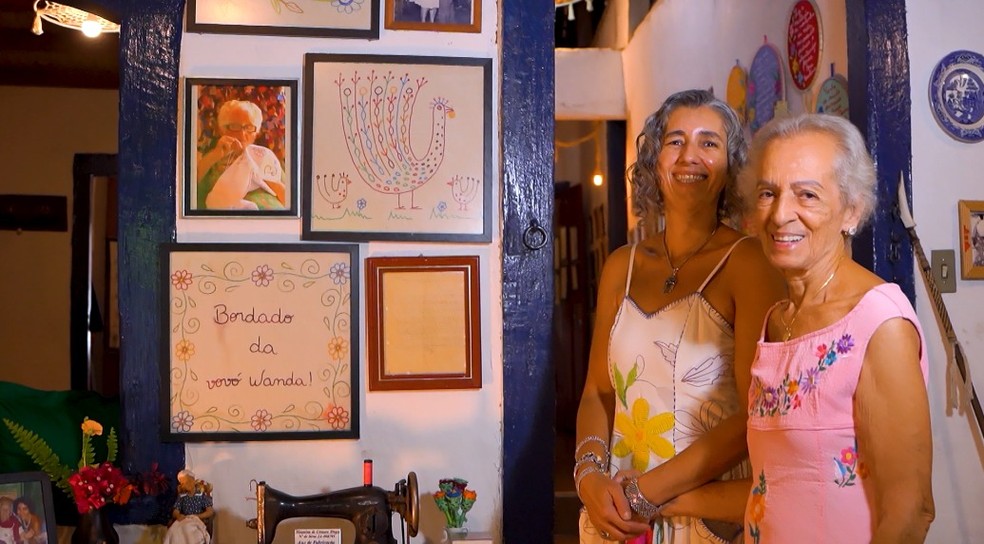 A empresária Milena Curado apresenta sua marca de roupas que valoriza o bordado tradicional da região, reconhecido como Patrimônio Cultural Imaterial do Estado de Goiás — Foto: Globo/ Divulgação