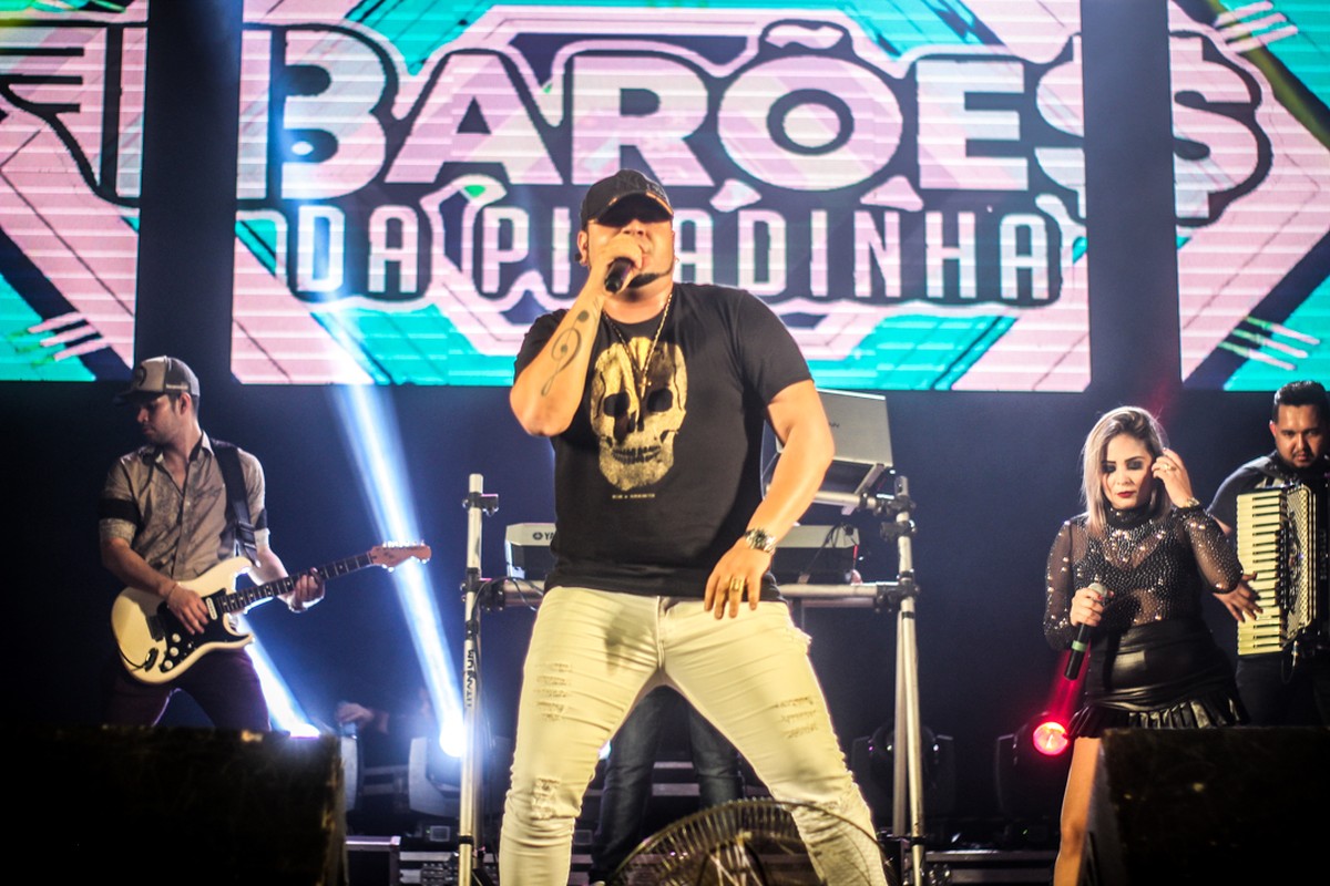 Barões da Pisadinha fazem apresentação no Estação Verão Show em Praia ...