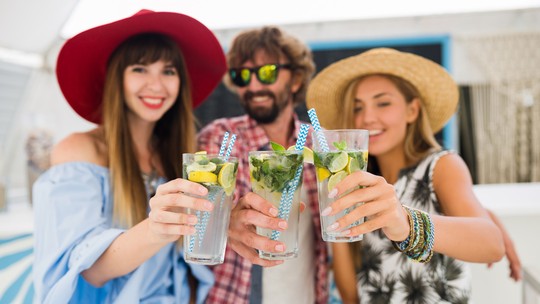 Uma explosão de sabores: aprenda drinks que são a cara do verão