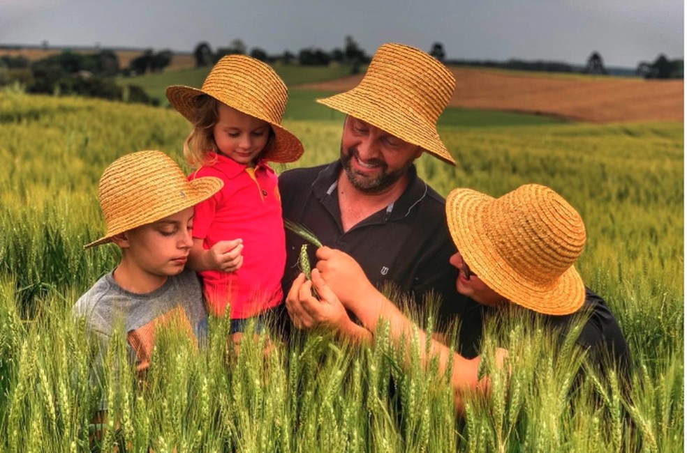 Laércio e sua família cultivam o solo e divulgam o que sabem nas redes sociais — Foto: Arquivo Pessoal/Laércio Dalla Vecchia