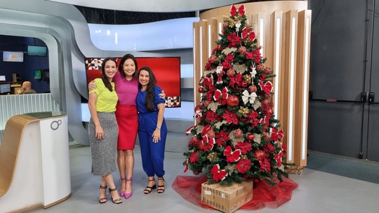 Estúdios da TV TEM ganham árvore de Natal e recebem doação ao vivo; veja