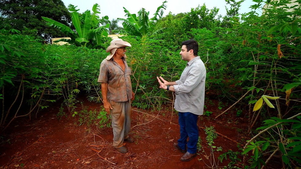 Marcos Felipe visita o jardim holístico criado por Ariel Eurípedes de Souza — Foto: Divulgação