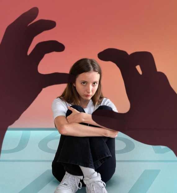Como os jovens podem ser orientados para evitar a violência no mundo digital?