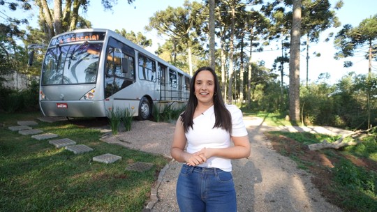 Curitibano constrói casa em ônibus que funcionava como transporte público pelas ruas de Curitiba