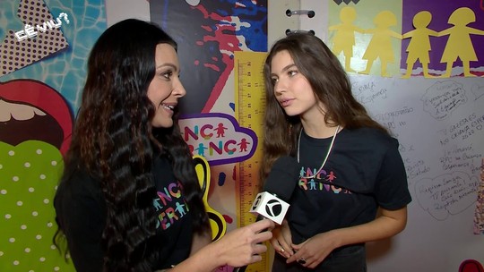 Cecília Ribeiro entrevista elenco nos bastidores do mesão no Criança Esperança