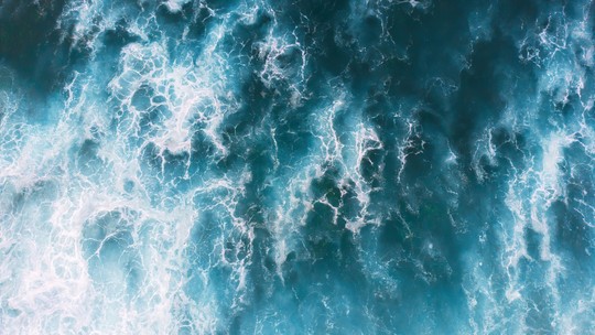 Por que o mar é azul? Entenda os fatores que influenciam na cor da água 