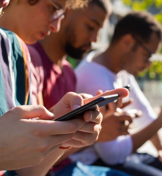 Pesquisas recentes revelam como a tecnologia influencia a saúde mental dos jovens