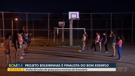 No projeto 'Boleirinhas Kakau FC', quarto finalista do Prêmio Bom Exemplo, meninas aprendem a jogar futebol e a acreditar em seus sonhos - Programa: Bom Dia Paraná 