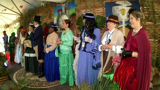 Guias de turismo atraem visitantes em Conservatória usando roupas de outra época - Foto: (Reprodução/Programão de Sábado)