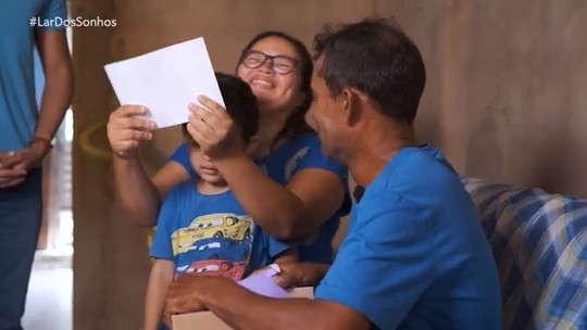 Família se emociona ao saber que foi a escolhida pelo Lar dos Sonhos, reveja - Foto: (Reprodução / TV Gazeta)