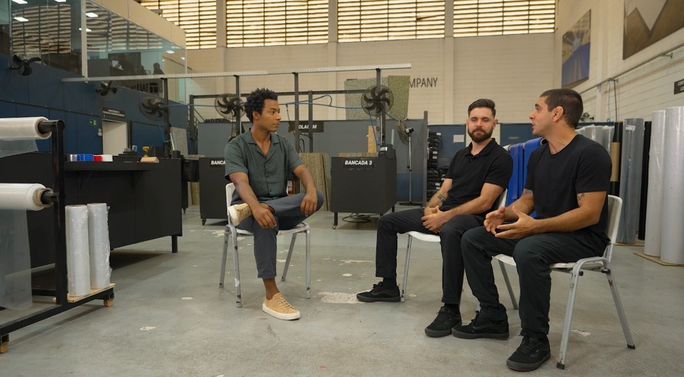 O apresentador Pedro Lins conversa com os irmãos Caio e Felipe Wolga, que explicam como transformaram a produção artesanal de tatames em um negócio em expansão — Foto: Globo/ Divulgação