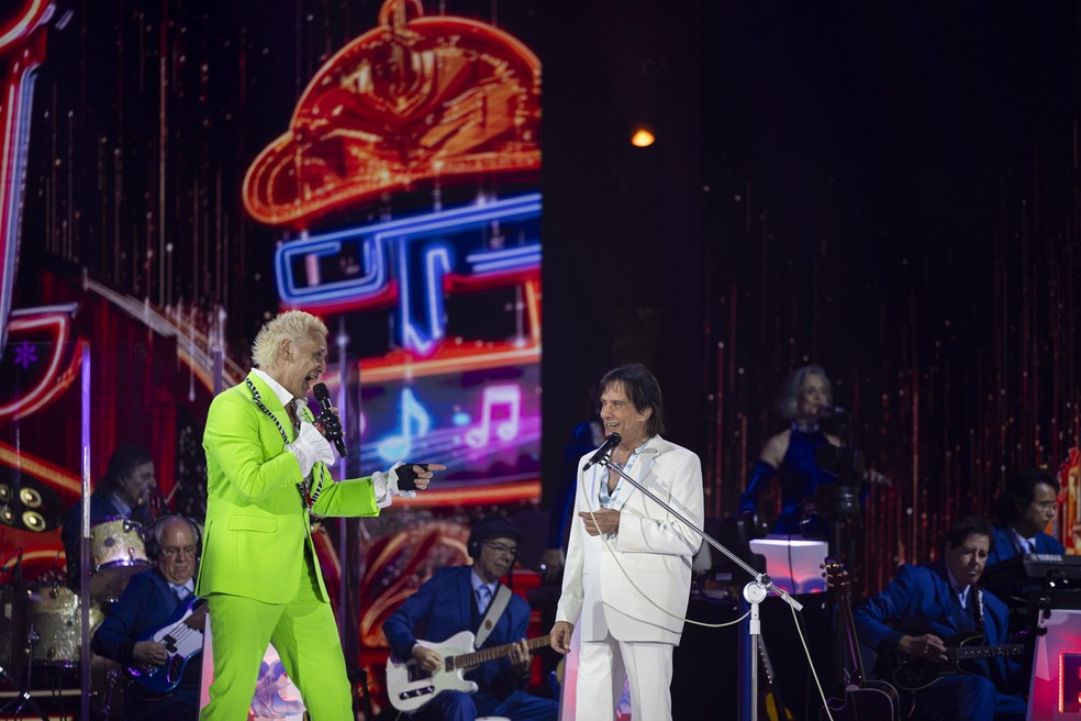 Supla canta ao lado de Roberto Carlos no 'Especial Roberto Carlos - Noite Feliz' — Foto: Globo/ Ramiro Berthold