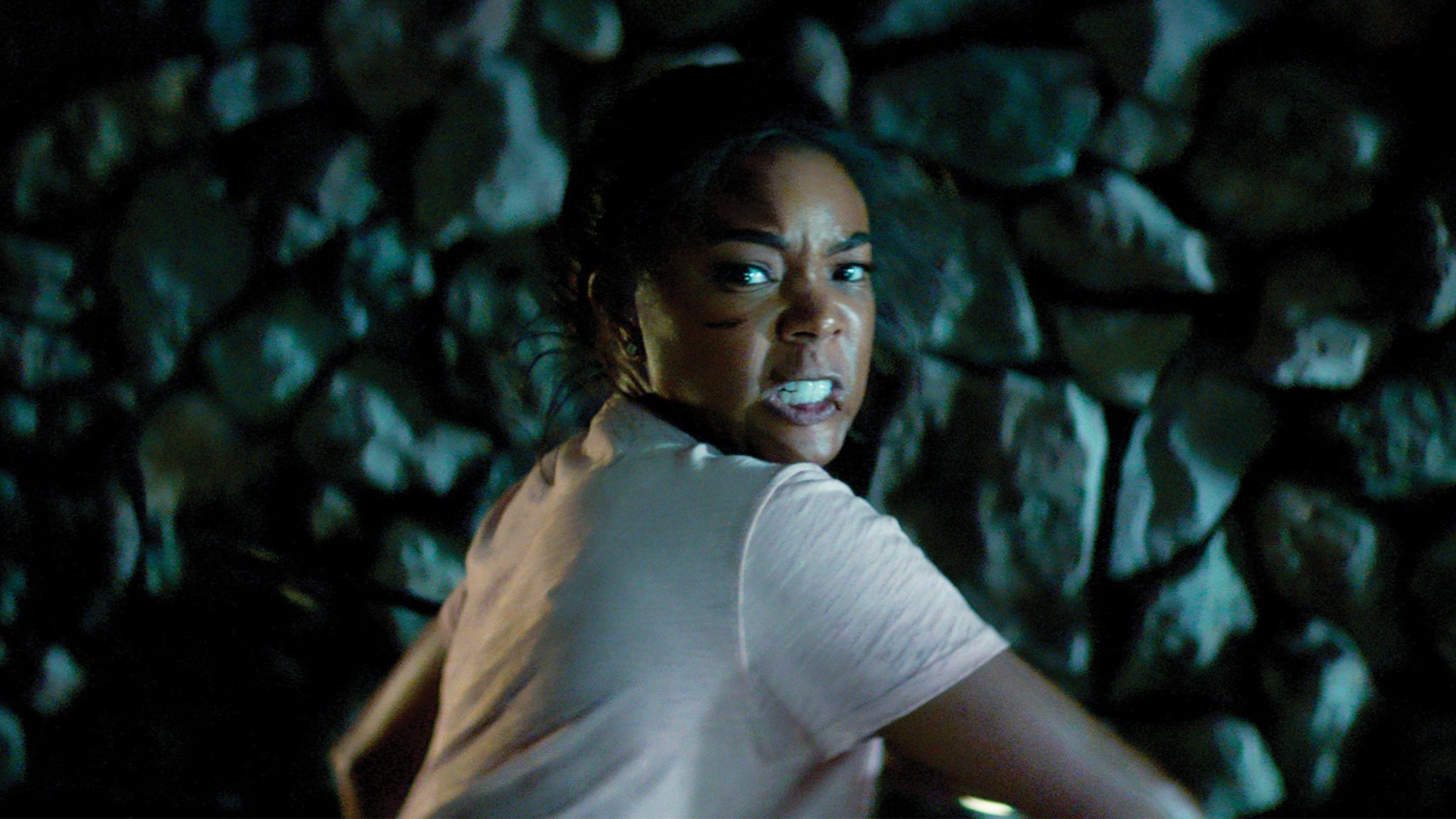 Cena de tensão do filme Invasão com Gabrielle Union