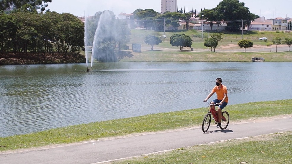 Família caminhando em parque arborizado de Indaiatuba